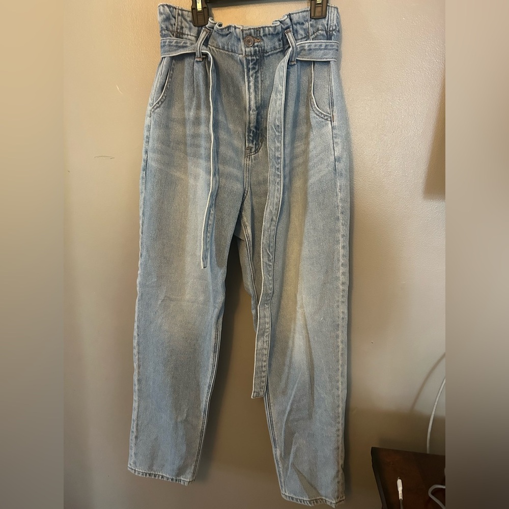 American Eagle Outfitters jeans - light blue “Highest rise mom jeans” w/belt - Picture 4 of 12